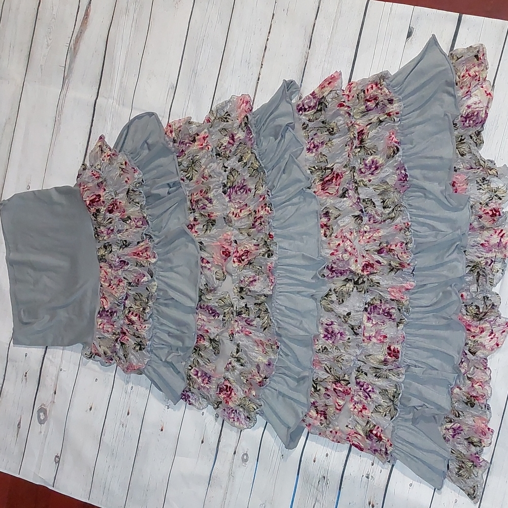 Super cute ruffle maxi skirt size Medium Rachael and Chloe Brand High waisted.